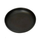 Assiette creuse en terre cuite brûlée noire ronde, plat de service rond foncé