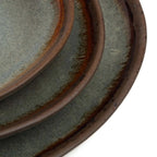 Assiette en grès émaillé gris-vert moucheté forme organique rustique
