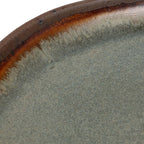 Assiette en grès émaillé ovale gris-vert à bord brun organique rustique