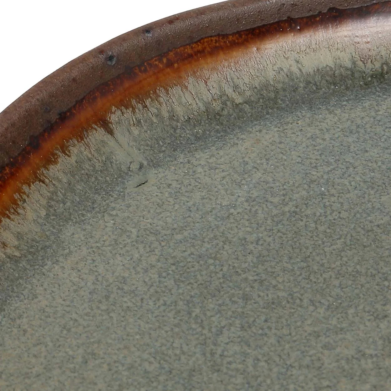 Assiette ovale en grès émaillé gris-vert à bord brun organique