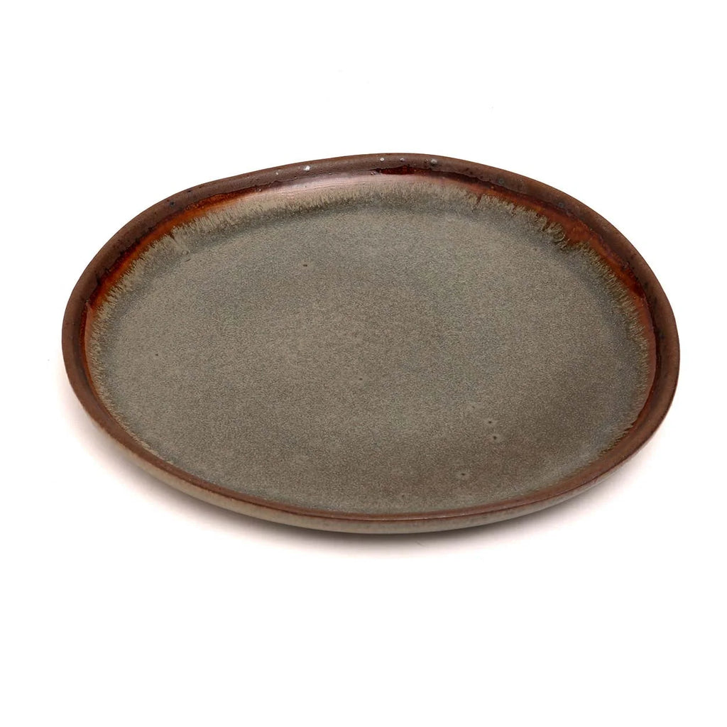 Assiette en grès émaillé ovale gris-vert à bord brun organique rustique