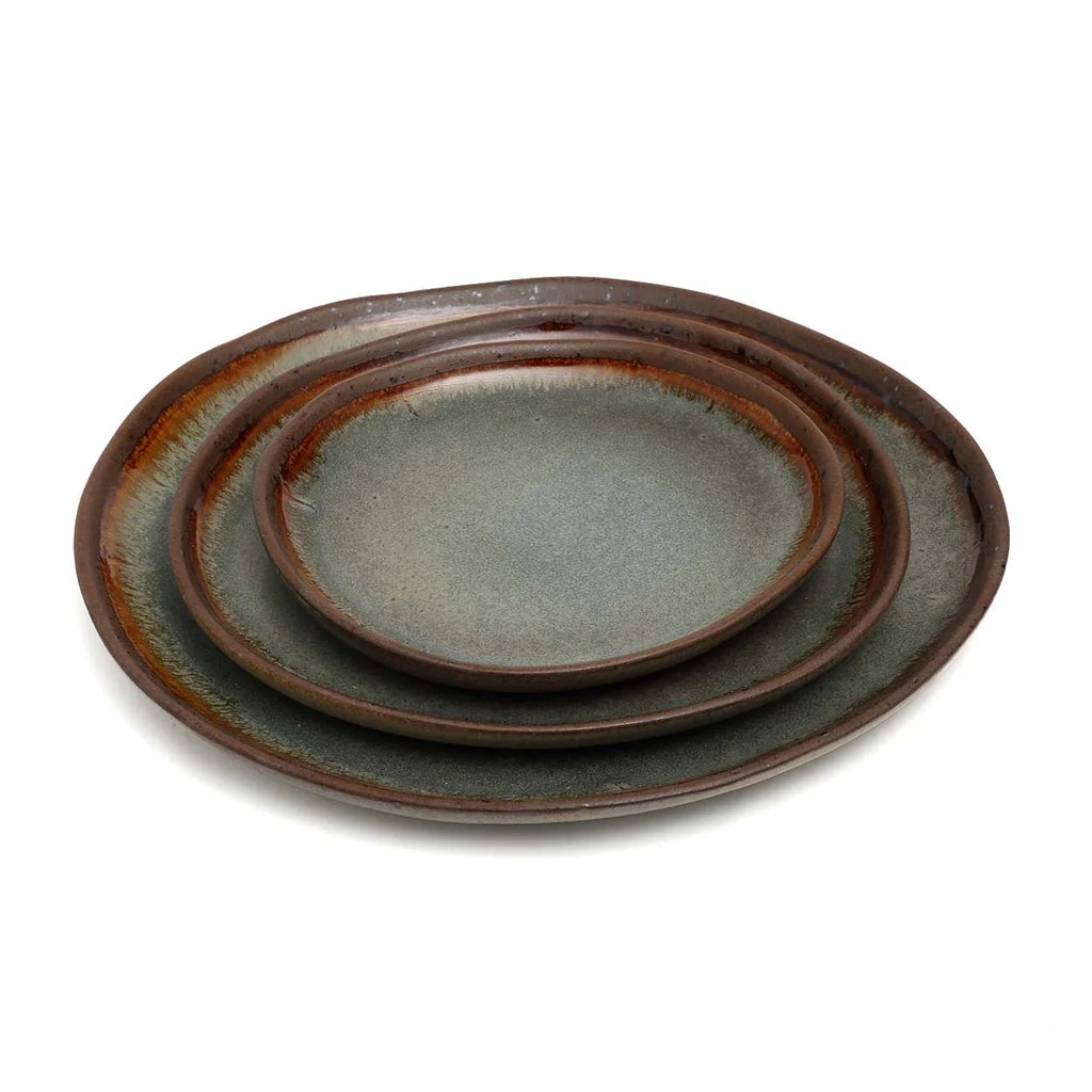 Ensemble de trois assiettes ovales en grès émaillé gris-vert à bord brun organique, mates et artisanales