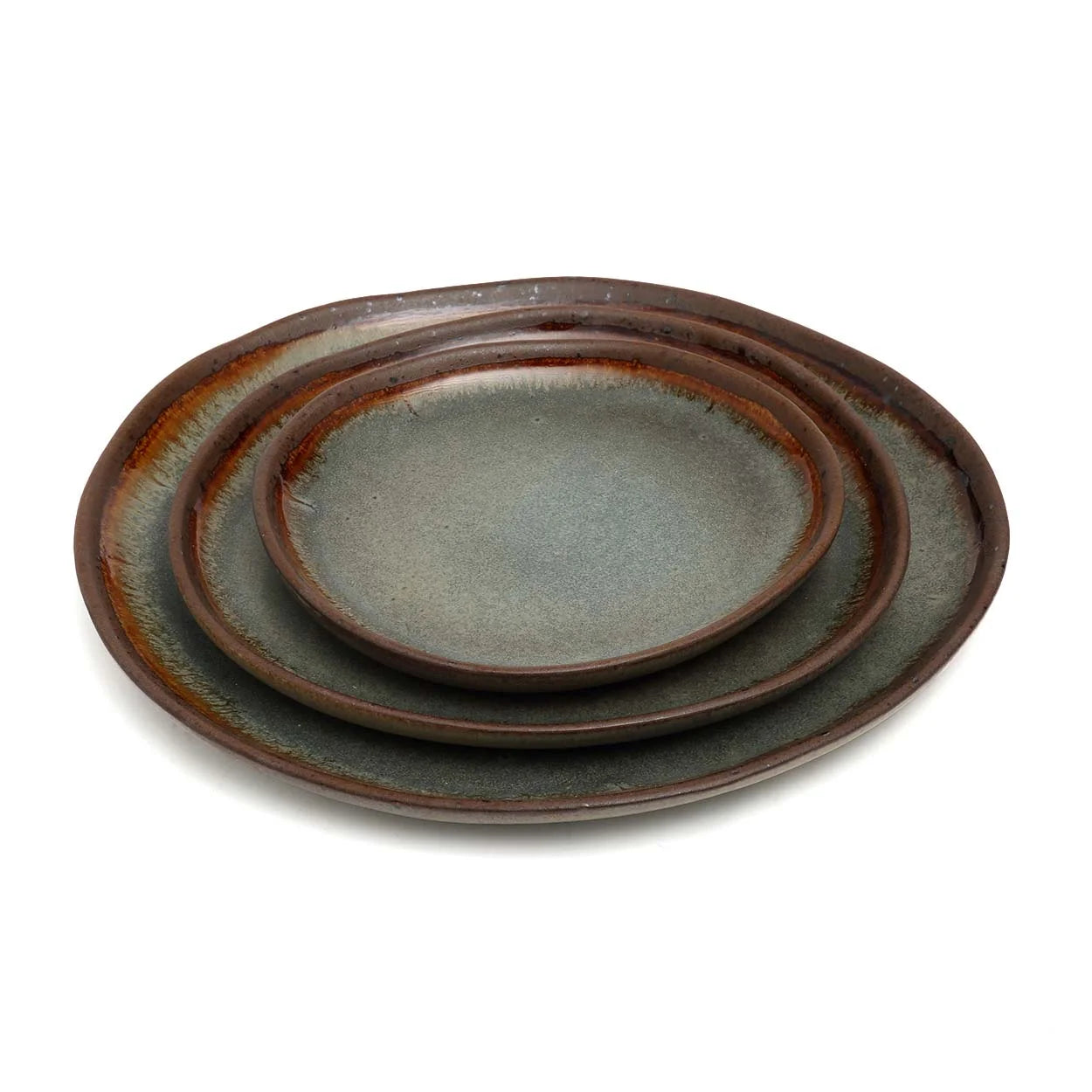 Ensemble de trois assiettes ovales en grès émaillé gris-vert à bord brun organique, mates et artisanales