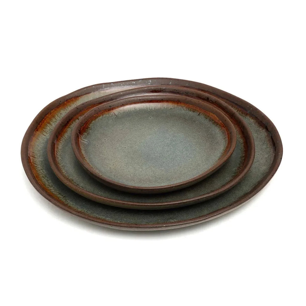 Ensemble de trois assiettes ovales en grès émaillé gris-vert à bord brun organique rustique