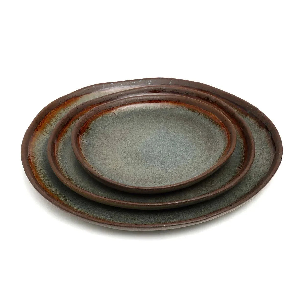 Ensemble de trois assiettes ovales en grès émaillé gris-vert à bord brun organique rustique