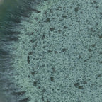 Assiette en grès émaillé vert teal effet moucheté halo radial texturé