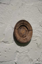 Assiette murale en rotin brun tressé pour décoration intérieure de diamètre 40 cm