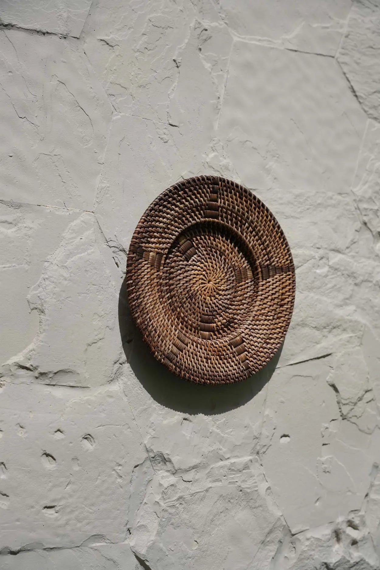 Assiette murale en rotin brun tressé pour décoration intérieure de diamètre 40 cm