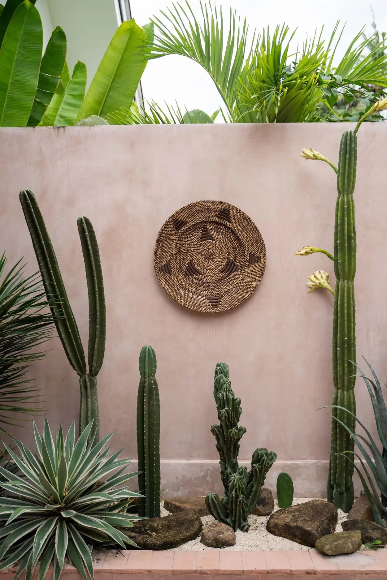 Panier mural en rotin tressé brun pour décoration intérieure de style naturel