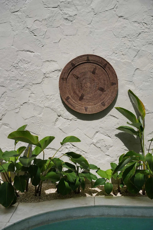 Assiette murale en rotin tressé de 60 cm avec motif graphique pour décoration murale