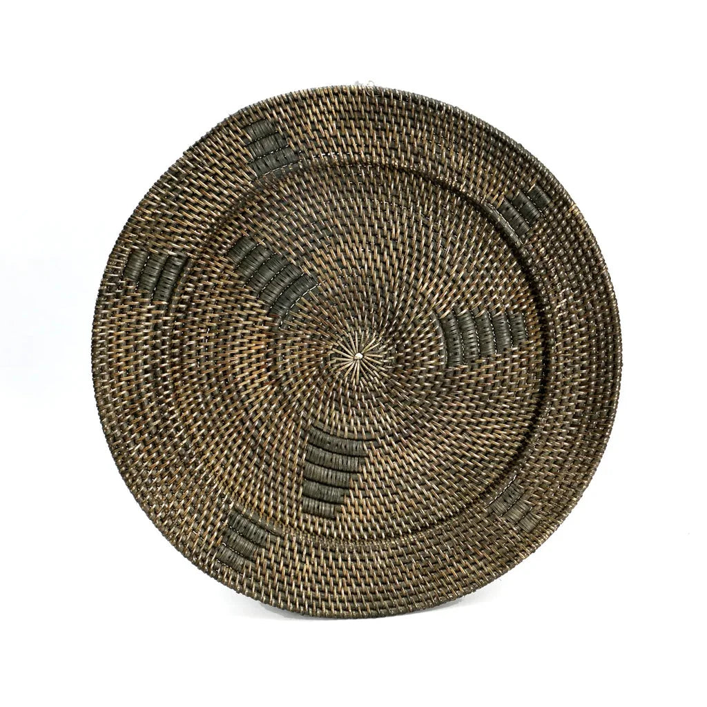 Assiette murale en rotin tressé de 60 cm avec motif graphique et accents foncés