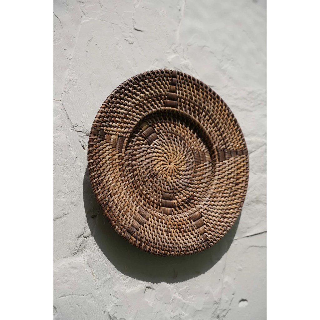 Panier mural rond en rotin tressé marron avec motif en spirale pour décoration intérieure