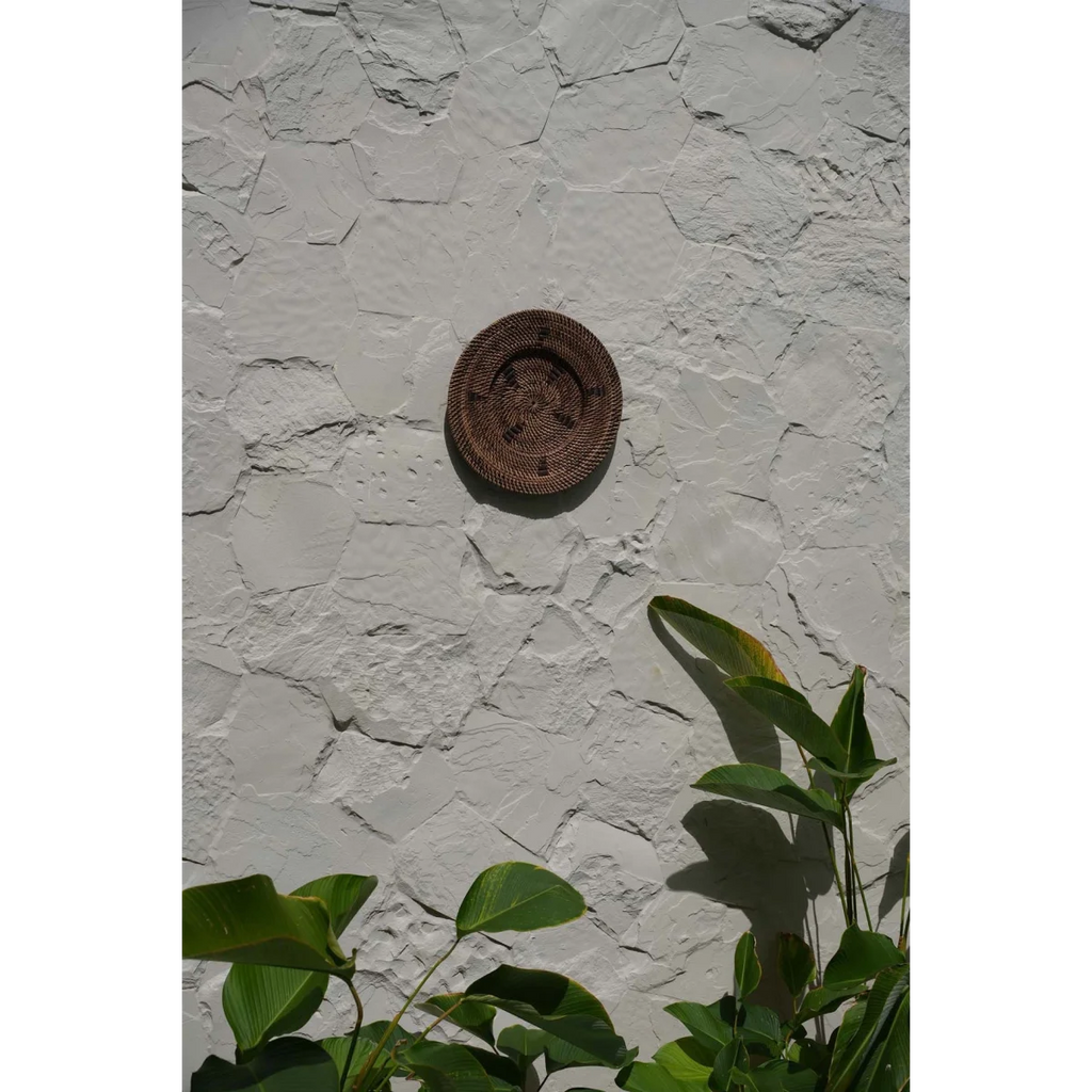 Décor mural en rotin tressé marron avec motif central, diamètre 30 cm