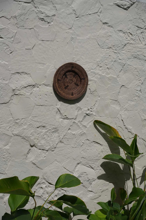 Décor mural en rotin tressé marron avec motif central, diamètre 30 cm