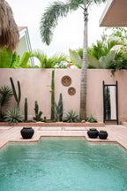 Piscine turquoise tranquille avec assiette murale en rotin tressé marron 30 cm