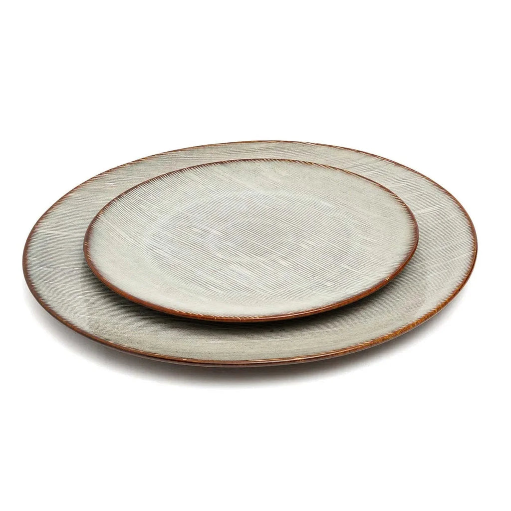 Assiette en grès artisanal gris clair à bord brun strié, set de 2