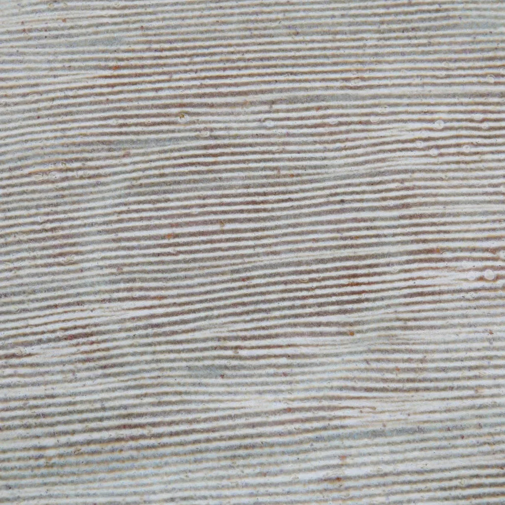 Assiette en grès artisanal gris clair à bord brun et motifs striés texturés