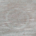 Assiette en grès artisanal gris clair à bord brun et motifs striés texturés