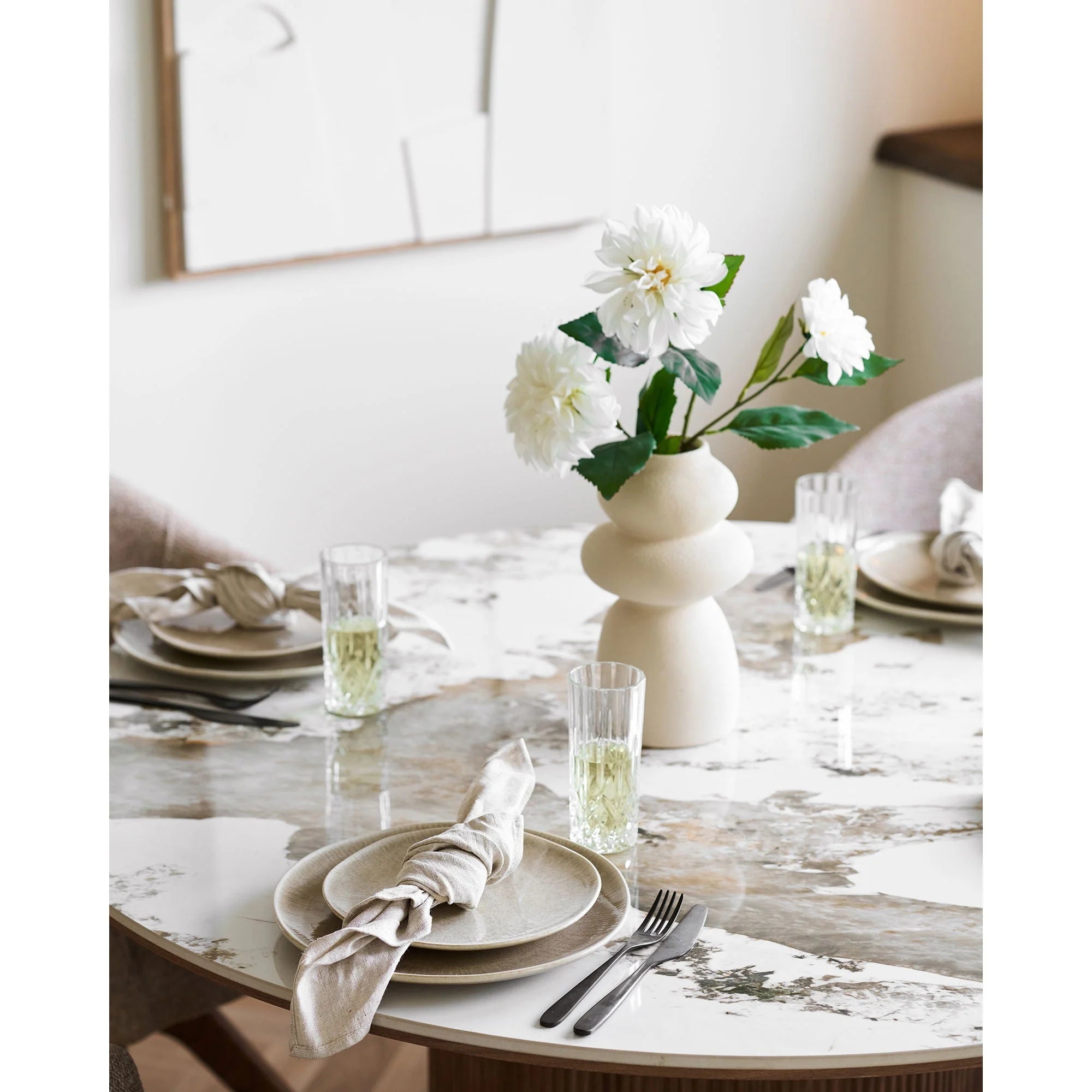 Vase en céramique crème à étages arrondis avec fleurs blanches