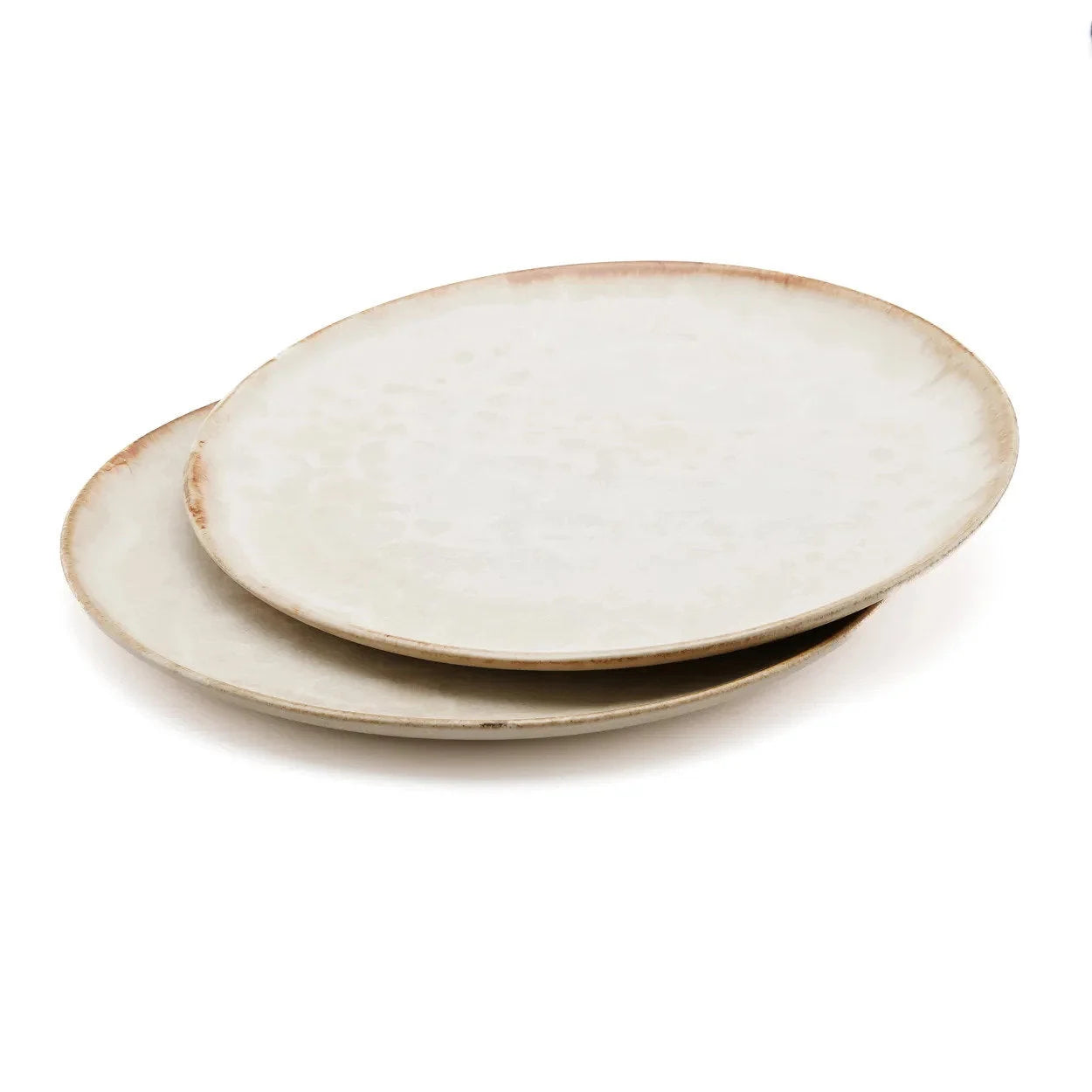 Deux assiettes en grès empilées, blanc cassé mat et bord doré artisanal
