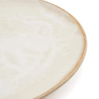 Assiette en grès blanc cassé, bord doré artisanal, texture subtile