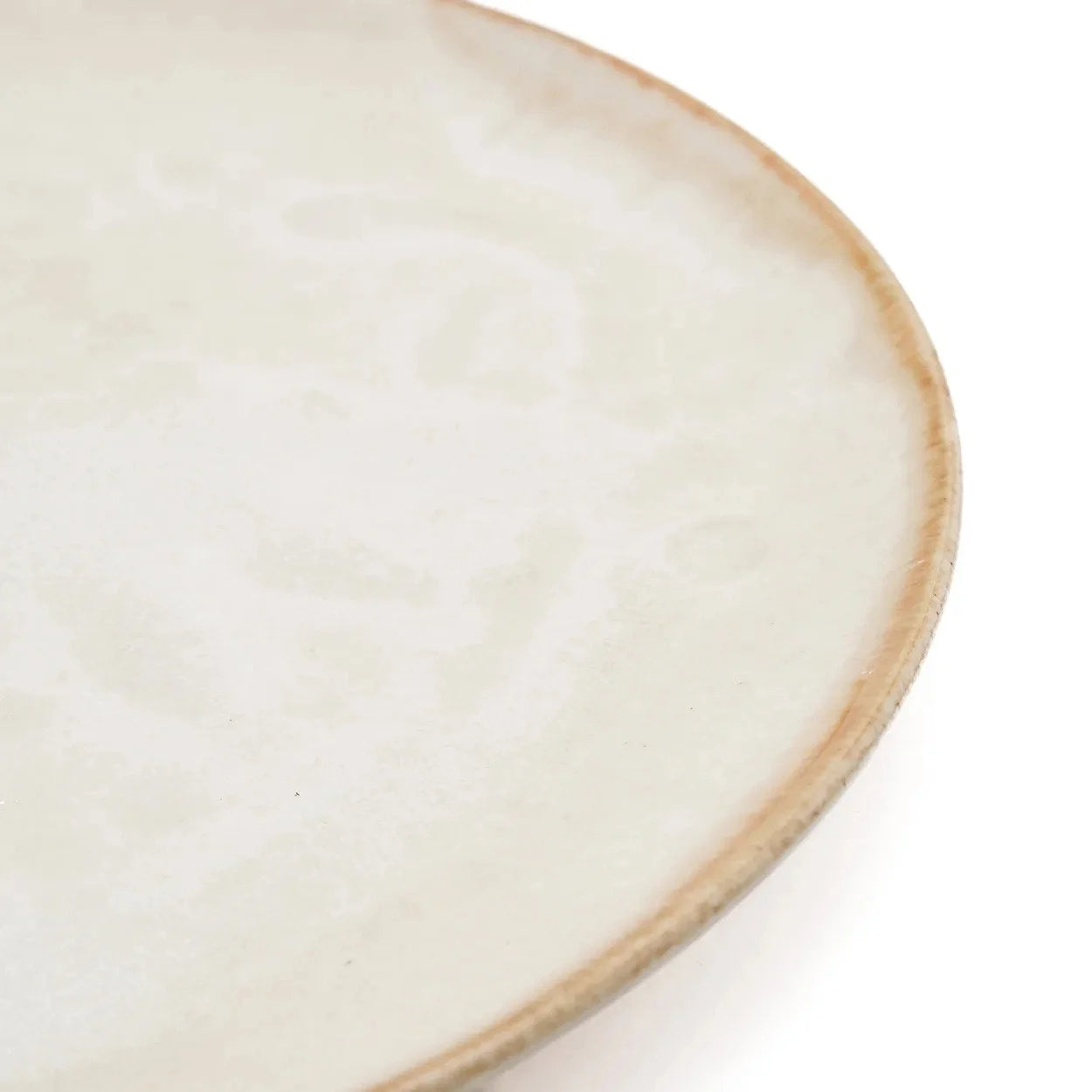 Assiette en grès blanc cassé, bord doré artisanal, texture subtile
