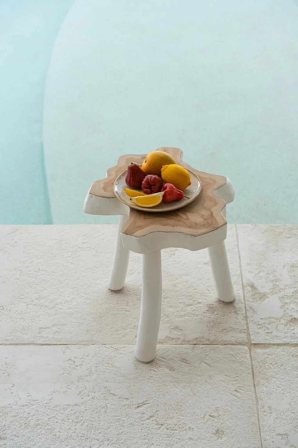 Tabouret tronc blanc avec assiette fruits sur céramique blanche dorée