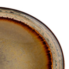 Assiette en grès émaillé brun dégradé au bord texturé, glaçure gradient brun-ambre-gris