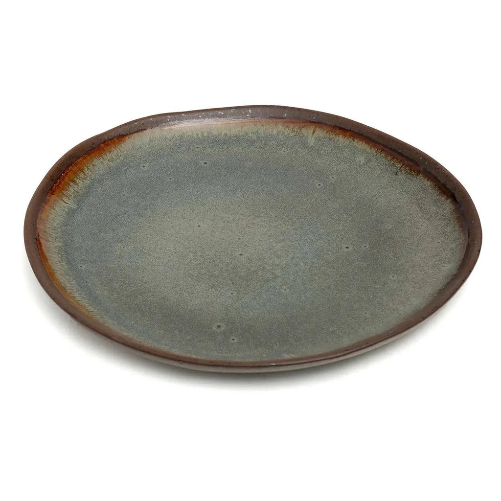 Assiette en grès émaillé gris-vert à bord irrégulier rustique