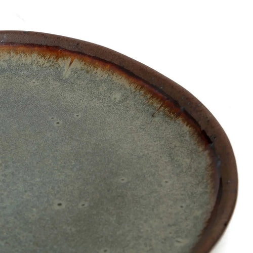 Assiette plate en grès émaillé gris-vert à bord irrégulier et pot bonsaï