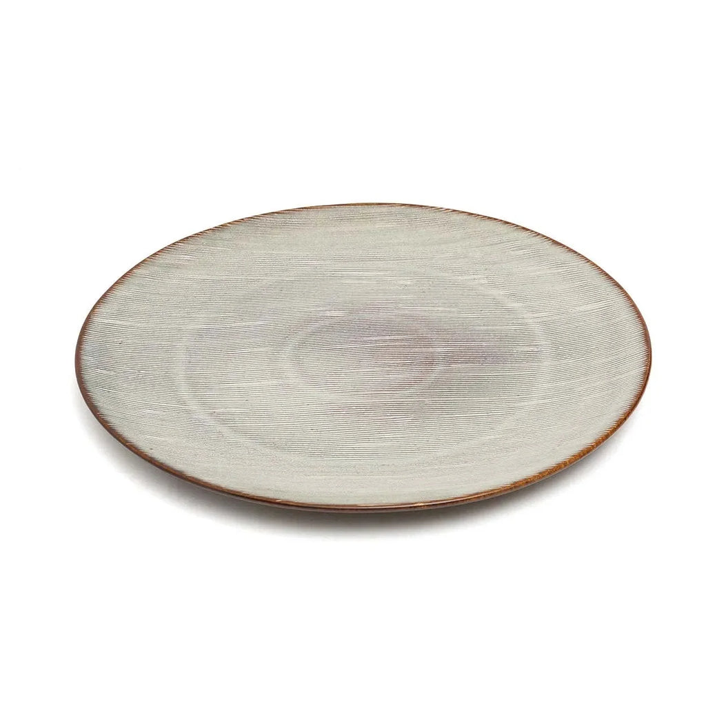 Assiette en grès gris clair, bord brun texturé strié, glaçure subtile