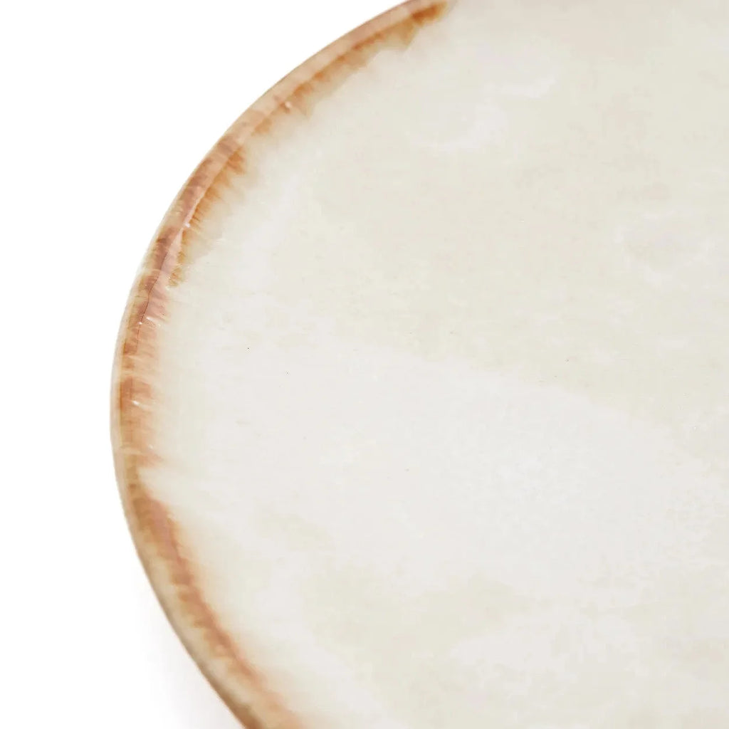 Assiette en grès ivoire moucheté avec bord brun artisanal texturé