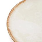 Assiette en grès ivoire moucheté avec bord brun artisanal texturé
