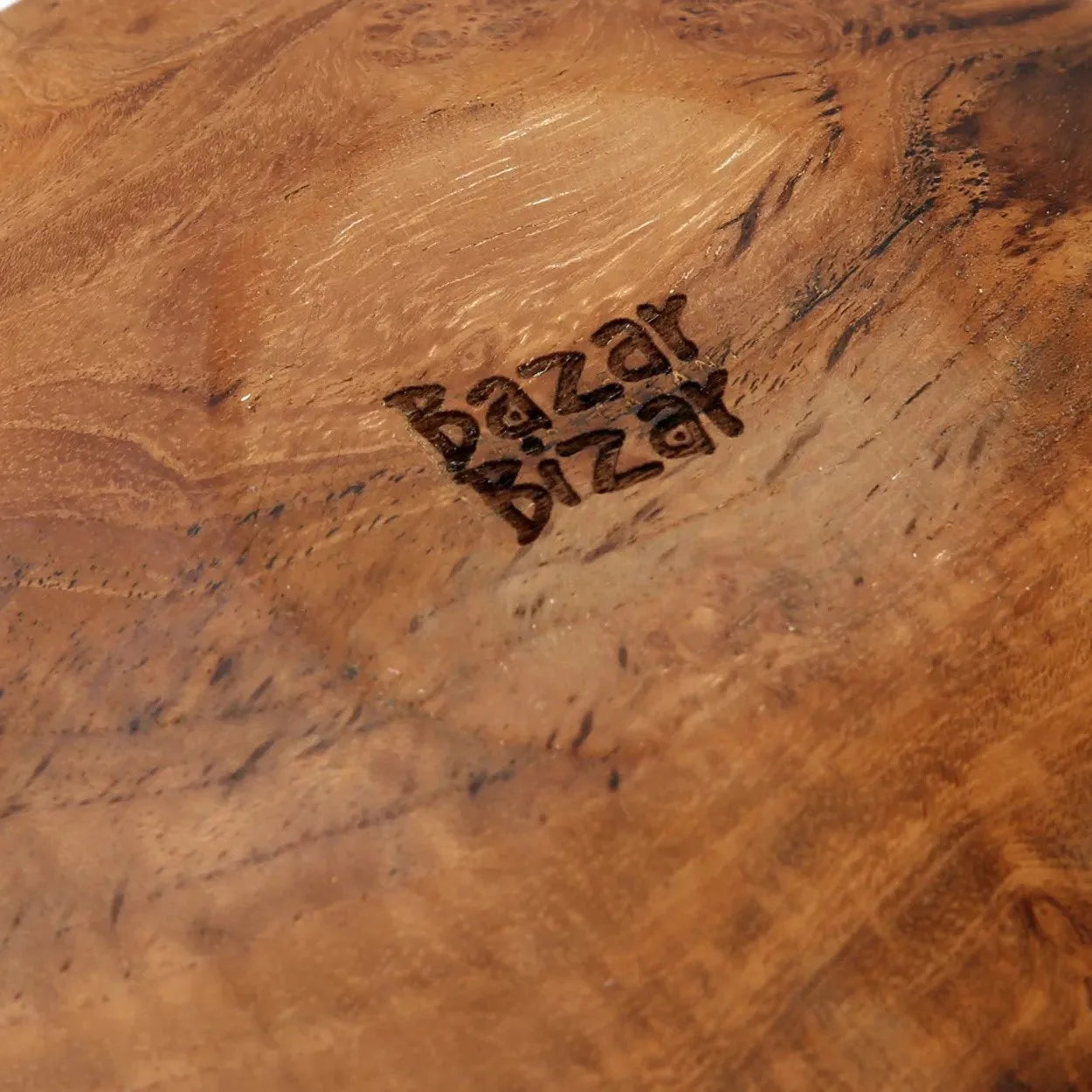 Surface en bois avec inscription Bazar Bizay pour Assiette ronde en teck naturel