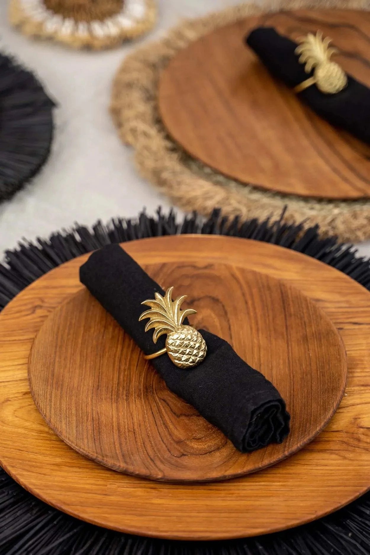 Table élégante avec anneau à serviette ananas et assiette en teck naturel Ø34,5 cm