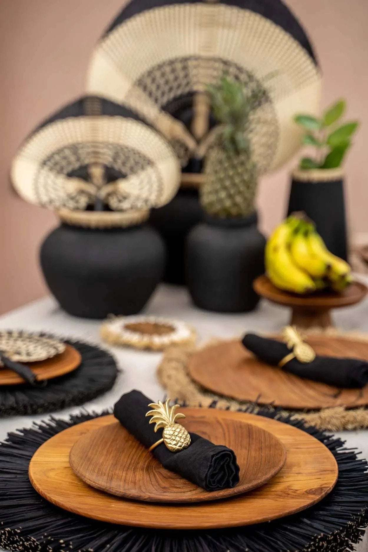 Assiette ronde en bois de teck naturel avec veinures apparentes, thème tropical