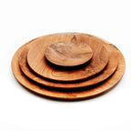 Assiette ronde en teck massif avec grain naturel et finition lisse, diamètre 30 cm