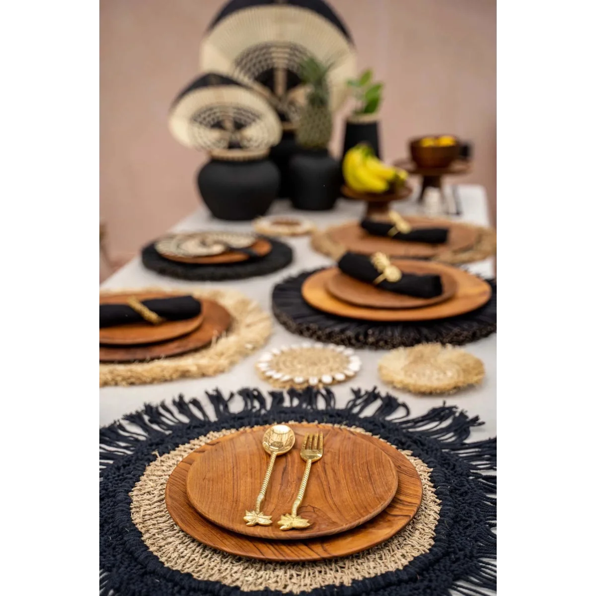 Assiette ronde en teck massif finition lisse veinée avec set de table artisanal