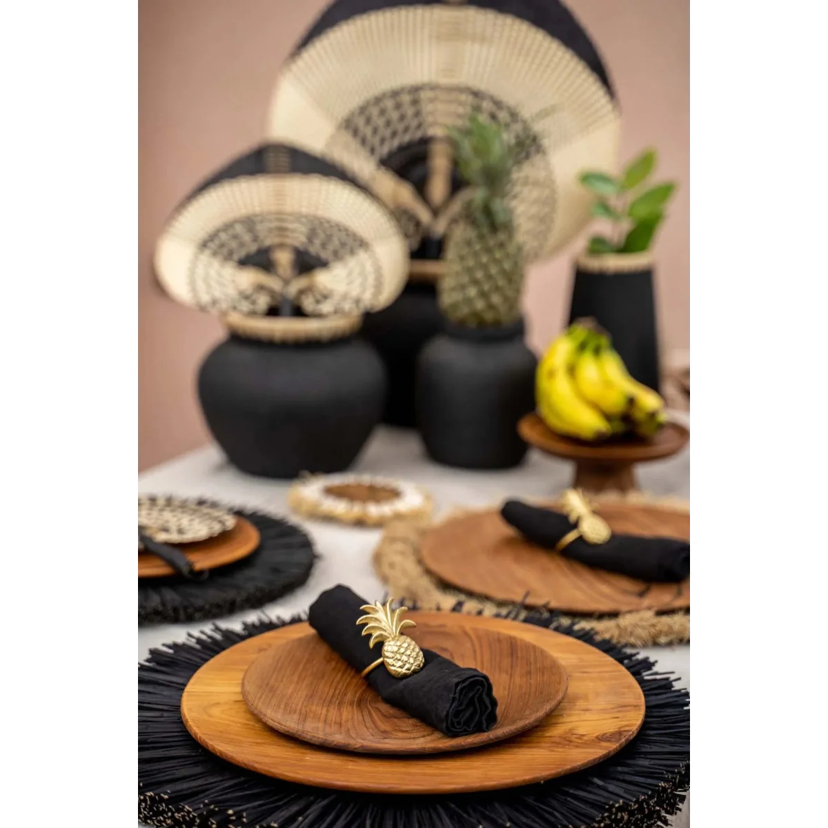 Assiette ronde en teck massif finition lisse veinée aspect artisanal avec décoration tropicale