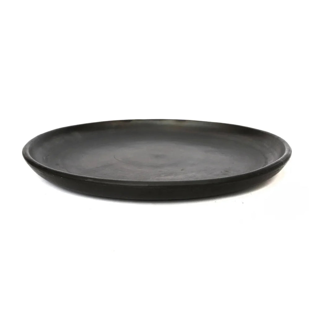 Assiette ronde en terracotta brûlée noir mat de 30 cm en céramique mate