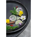 Collection de garnitures pour boissons ou plats avec citron, romarin, cannelle, baies et fleurs
