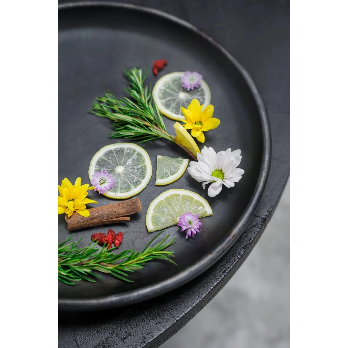 Collection de garnitures pour boissons ou plats avec citron, romarin, cannelle, baies et fleurs