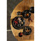 Assiette ronde en terracotta brûlée noire mat avec bols et épices assorties