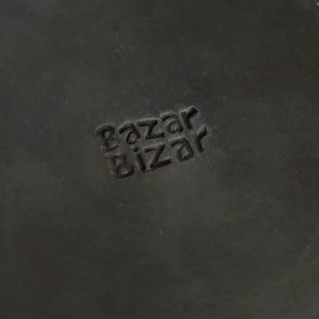 Assiette ronde en terracotta brûlée noir mat avec cuir noir embossed Bazar Bizar logo