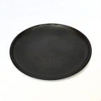 Assiette ronde en terracotta brûlée noire mat de 30 cm avec gril plat rond noir