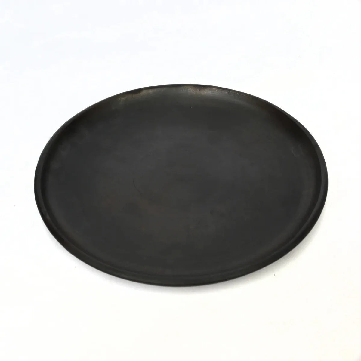 Assiette ronde en terracotta brûlée noire mat de 30 cm avec gril plat rond noir