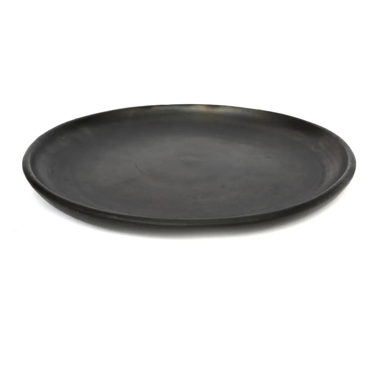 Assiette ronde en terracotta brûlée noire mat de 30 cm avec rebord légèrement relevé
