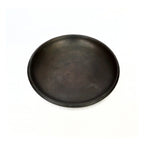 Assiette ronde en terre cuite brûlée noir profond Ø26 cm, adaptée pour cuisiner