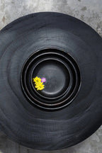 Assiette en terre cuite noire brûlée, Ø20 cm, texture craquelée