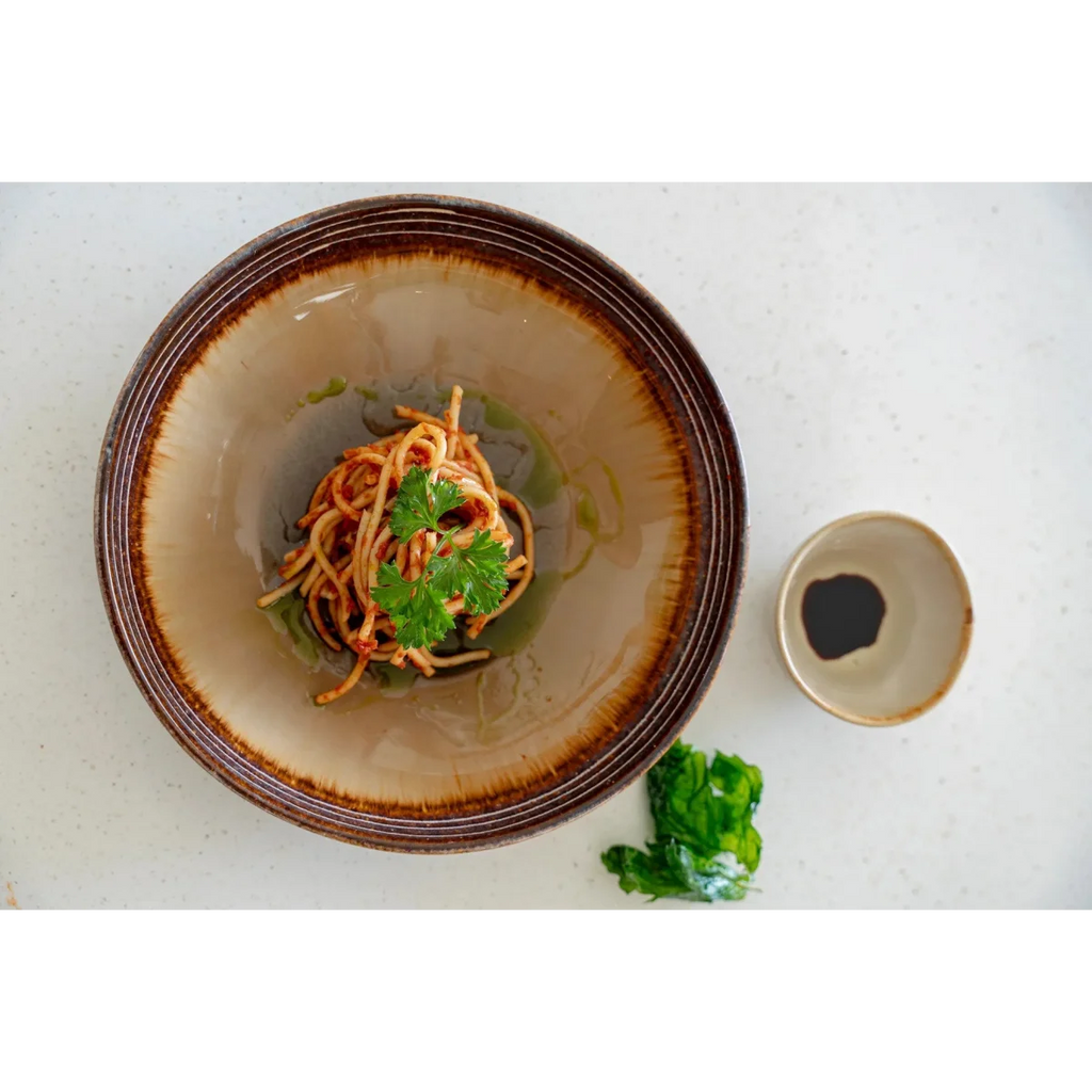 Assiette à pâtes en céramique émaillée gris brun avec pâtes sauce tomate et légumes